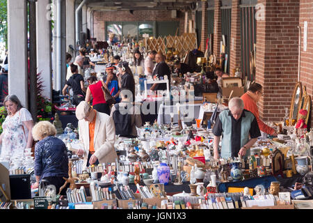 Toronto, Kanada - 25. Juni 2017: jeden Sonntag Antiquitäten Ausstellung und Verkauf, die stattfindet, auf dem St. Lawrence Market Stockfoto