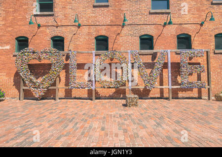Toronto, Kanada - 26. Juni 2017: Liebe Zeichen von Vorhängeschlössern an den Distillery District in Toronto, Kanada. Stockfoto