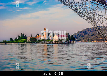 Direkt am Meer-Blick auf Insel Vis, Wahrzeichen von Kroatien, Europa. Stockfoto