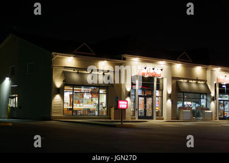 Tim Hortons Café in der Nacht Stockfoto