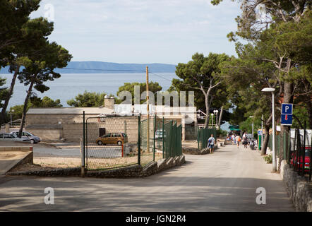 MAKARSKA, CROTIA - 16. Juni 2017: Straße von Makarska Stadt mit Blick auf die Adria Stockfoto