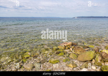 Felsigen Strand mit kristallklarem Wasser der Adria in Croatia.Enjoy Sommerurlaub im europäischen exotischen Resort. Unter trübe Landschaft Stockfoto