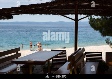 MAKARSKA, CROTIA - 16. Juni 2017: Sommer-Restaurant am Strand in Kroatien Stockfoto