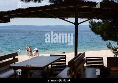 MAKARSKA, CROTIA - 16. Juni 2017: Sommer-Café am Strand der Adria an der kroatischen Riviera Stockfoto