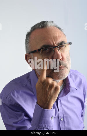 Mann mit Blick und Finger im Auge Stockfoto