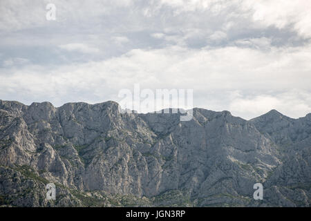 MAKARSKA, CROTIA - 16. Juni 2017: felsige dalmatinische Mouintains in kroatische Riviera von Makarska Stadt Stockfoto