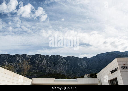 MAKARSKA, CROTIA - 16. Juni 2017: schöne Dolmatian Berge an der kroatischen Riviera Stockfoto