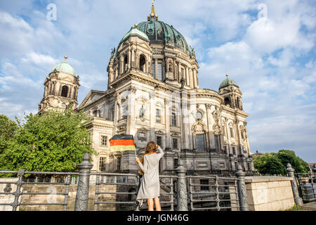 Frau in Berlin unterwegs Stockfoto