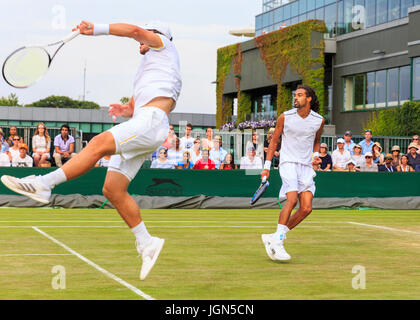 Deutsche Tennisspieler Dustin Brown und Mischa Zverev in Aktion während ein Herren Doppel-Match in Wimbledon Tennis Weltmeisterschaften 2017, alle England La Stockfoto