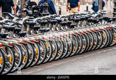 PARIS, Frankreich – 21. September 2012: Fahrrad-Parken auf den Straßen von Paris. 21. September 2012. Paris, Frankreich. Stockfoto