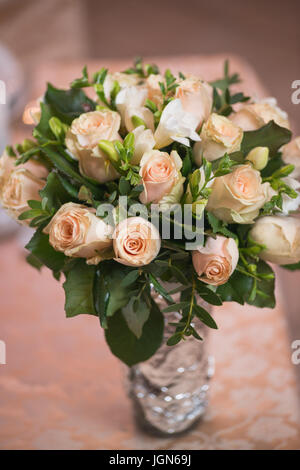 Hochzeit Bouquet von rosa Rosen zum Valentinstag in der Vase eine Tabelle Foll. selektiven Fokus Makroaufnahme mit flachen DOF. Stockfoto