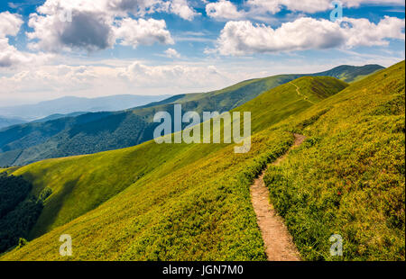 Sommer-Berglandschaft. Wanderweg bergauf durch den Grat zum Gipfel. wunderschönen Karpaten-Art-Szene Stockfoto