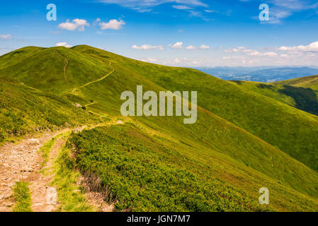 Sommer-Berglandschaft. Wanderweg bergauf durch den Grat zum Gipfel. wunderschönen Karpaten-Art-Szene Stockfoto