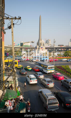 Verkehr auf zufahrtsstraßen an Victory Monument zum Kreisverkehr. Bangkok, Thailand Stockfoto