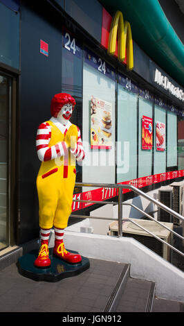 Ronald McDonald Mannequin, thailändische Gruß Geste außerhalb McDonald's rund um die Uhr geöffnetes Restaurant. Bangkok, Thailand Stockfoto