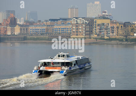 Thames Clipper verlassen Canary Riverside, nebligen Morgen, Themse, East London, Vereinigtes Königreich Stockfoto