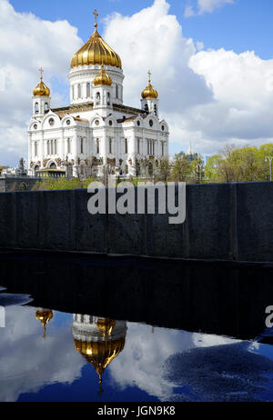 Kathedrale von Christus dem Erlöser in Moskau spiegelt sich in einer Pfütze Regen Stockfoto