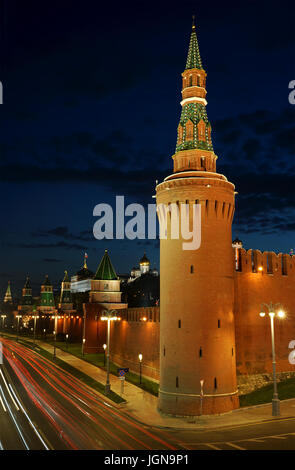 Der Kreml-Palast mit Ampel-Trails. Moskau Stockfoto