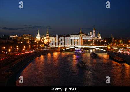 Kreml von der Moskwa Bahndamm in der Nacht, Russland Stockfoto