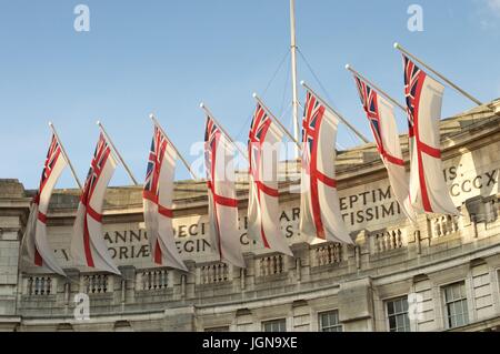 Fahnen über Admiralty Arch, London Stockfoto