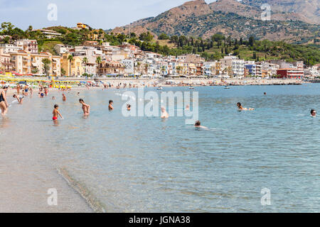 GIARDINI NAXOS, Italien - 28. Juni 2017: Urlauber am Strand in der Nähe von Waterfront von Giardini-Naxos-Stadt. Giardini Naxos ist Badeort am Ionischen Meer coa Stockfoto