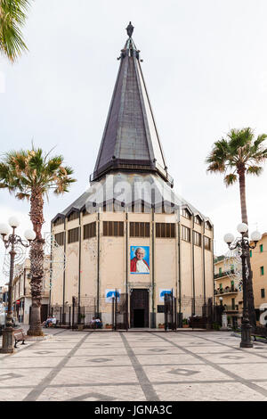 GIARDINI NAXOS, Italien - 28. Juni 2017: Kirche der Parrocchia di Santa Maria Immacolata auf Piazza San Giovanni in Giardini-Naxos. Giardini Naxos ist Meere Stockfoto