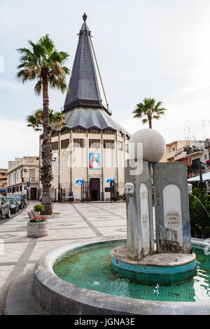 GIARDINI NAXOS, Italien - 28. Juni 2017: Piazza San Giovanni mit Kirche von Santa Maria Immacolata und Brunnen in Giardini-Naxos. Giardini Naxos ist Meer Stockfoto