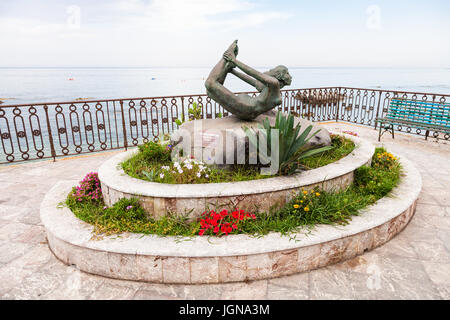 GIARDINI NAXOS, Italien - 28. Juni 2017: Statue L' Arco (Bogen) an Uferpromenade in Giardini-Naxos-Stadt. Giardini Naxos ist Badeort am Ionischen Meer coas Stockfoto