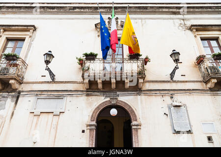 GIARDINI NAXOS, Italien - 28. Juni 2017: Fassade des Rathauses am Piazza Municipio in Giardini-Naxos-Stadt in Sommerabend. Giardini Naxos ist Seaside res Stockfoto