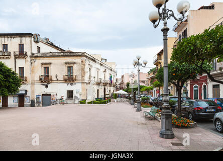 GIARDINI NAXOS, Italien - 28. Juni 2017: Ansicht der Piazza Municipio mit Rathaus und Denkmal in Giardini-Naxos in Sommerabend. Giardini Naxos ist Meer Stockfoto