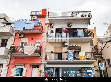 GIARDINI NAXOS, Italien - 28. Juni 2017: typische Appartementhaus am Hafen Giardini-Naxos Stadt in Sommerabend. Giardini Naxos ist am Meer resor Stockfoto