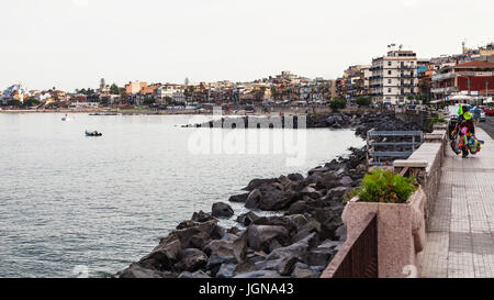 GIARDINI NAXOS, Italien - 28. Juni 2017: Menschen auf der Uferpromenade in Giardini-Naxos-Stadt in Sommerabend. Giardini Naxos ist Badeort am Ionischen Meer c Stockfoto