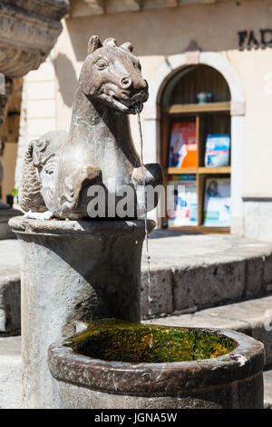 TAORMINA, Italien - 29. Juni 2017: Detail-Brunnen (Quattro Fontane di Taormina) auf der Piazza Del Duomo in Sommertag. Taormina ist Kurort auf Ionischen Stockfoto