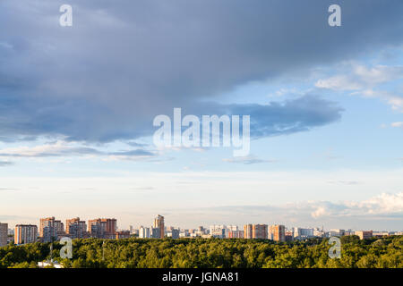 regnerische graue Wolke in blauen Abendhimmel über Bolshaya Akademicheskaya Straße und Timiryazevsky Park in Moskau im Sommer Stockfoto