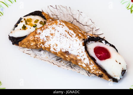 typisch sizilianische Gebäck bestreut Cannoli mit Konditor Zucker Omn weiße Platte Stockfoto