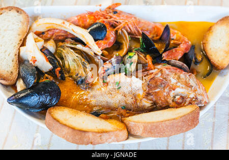 typisch italienische Küche - Draufsicht der Schüssel mit Fischsuppe mit Meeresfrüchten in sizilianisches restaurant Stockfoto