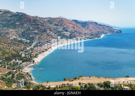 Reisen Sie nach Sizilien, Italien - über Ansicht von Letojanni Ferienort der Strand des Ionischen Meeres von Taormina Stadt im Sommertag Stockfoto