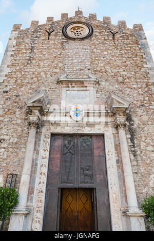 Reisen Sie nach Sizilien, Italien - Vorderansicht des Duomo di Taormina (Kathedrale San Nicolo di Bari) in Taormina Stadt Stockfoto