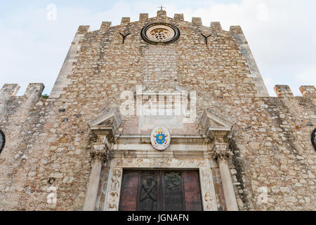 Reisen Sie nach Sizilien, Italien - Fassade des Duomo di Taormina (Kathedrale San Nicolo di Bari) in Taormina Stadt Stockfoto