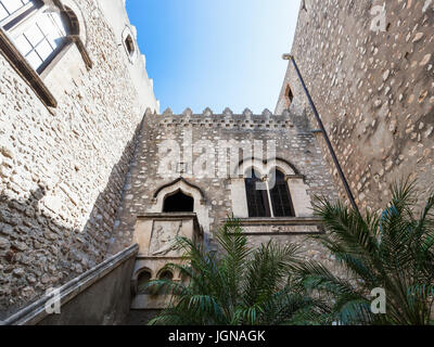 Reisen Sie nach Sizilien, Italien - öffentlichen Innenhof der Corvaja Palast in Taormina Stadt. Palazzo Corvaja ist eine mittelalterliche Schloss aus dem 10. Jahrhundert Stockfoto