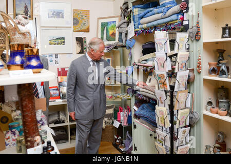 Die Prince Of Wales sieht rund um den Shop in Myddfai Community Hall in Myddfai, Llandovery, vor Enthüllung ein neues Glasfenster zum Thema der walisischen Legenden, erstellt von der lokalen Bevölkerung bei. Stockfoto