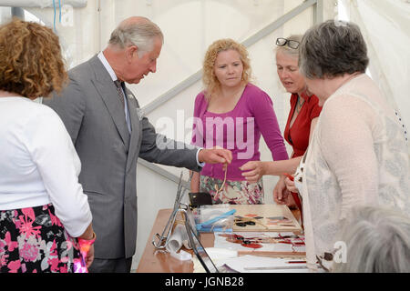 Der Prince Of Wales sieht Cooper Band verwendet, um Glasmalerei Kunst am Myddfai Community Hall in Myddfai, Llandovery, wo er ein neues Glasfenster zum Thema der walisischen Legenden, erstellt von der lokalen Bevölkerung während enthüllt. Stockfoto