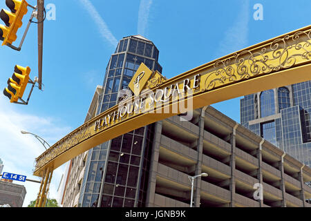 Obenliegende Schild einer der Eingänge in den Playhouse Square Theater District in der Innenstadt, Cleveland, Ohio. Stockfoto