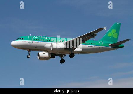 Flugreisen. Aer Lingus Airbus A319 Airliner auf Vorgehen gegen ein strahlend blauer Himmel Stockfoto