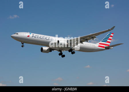 Langstrecken-Flugreisen. American Airlines Airbus A330-300 Widebody Jet Passagierflugzeug am Ansatz nach London-Heathrow Stockfoto