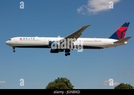 Lange Flugreisen. Delta Air Lines Boeing767-400 ER widebody Pkw Flugzeug nähert sich der Flughafen London Heathrow nach einem transatlantischen Flug. Stockfoto