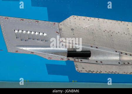 Nahaufnahme eines Grjazew-Shipunov GSh-301 30mm Kanonenmündung an Bord eines Ukraine Air Force Sukhoi Su-27 Militärjet Kampfflugzeug Stockfoto