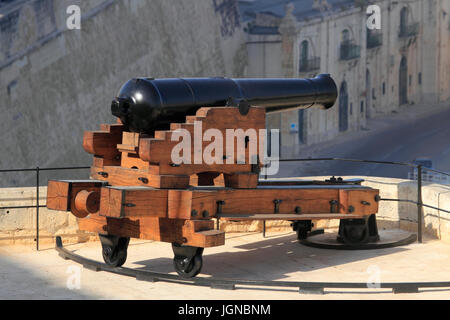 Kanone auf schwenkbaren Holzschlitten an der Saluting Battery, Upper Barrakka, Valletta, Malta. Militärgeschichte. Stockfoto