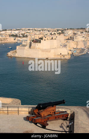 Fort St. Angelo, Grand Harbour, Malta. Blick von der Oberen Barrakka in Valletta. Die maltesische und die europäische Geschichte. Reisen ins Ausland. Stockfoto