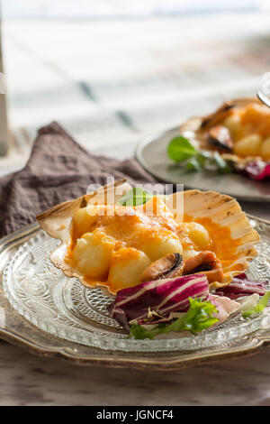 Gnocchi-Nudeln mit Muscheln, Tomaten und Creme Zimmer in Vieira-shell Stockfoto